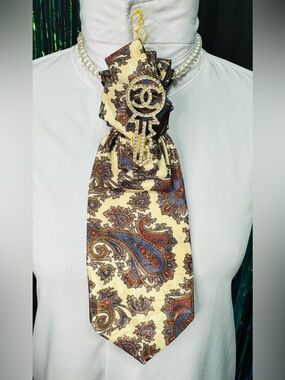 Van Heusen Paisley Necktie with Gold Fashion Brooch